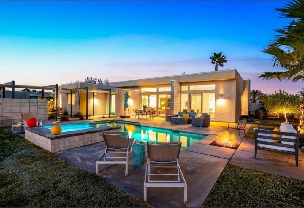 3030 N Avenida Caballeros