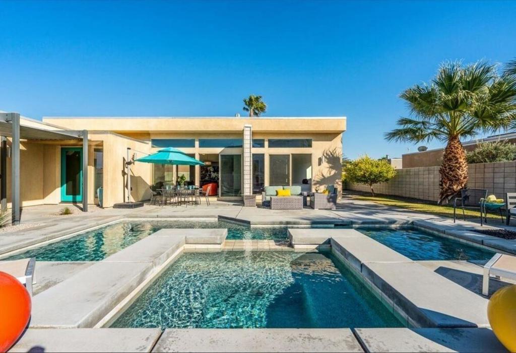 3030 N Avenida Caballeros