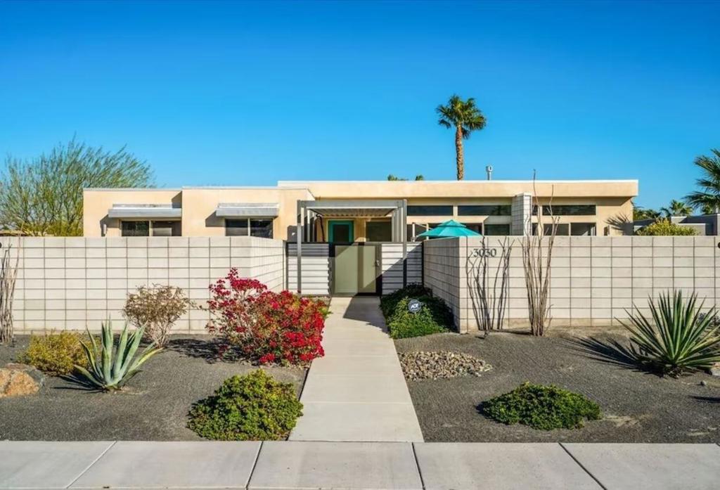 3030 N Avenida Caballeros