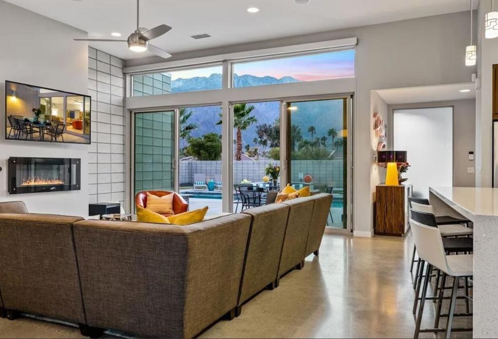 3030 N Avenida Caballeros