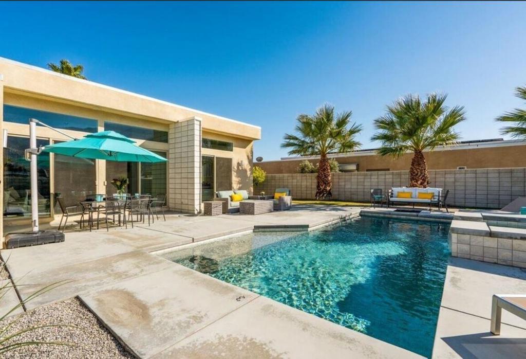 3030 N Avenida Caballeros