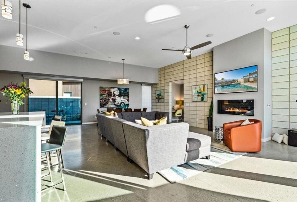 3030 N Avenida Caballeros