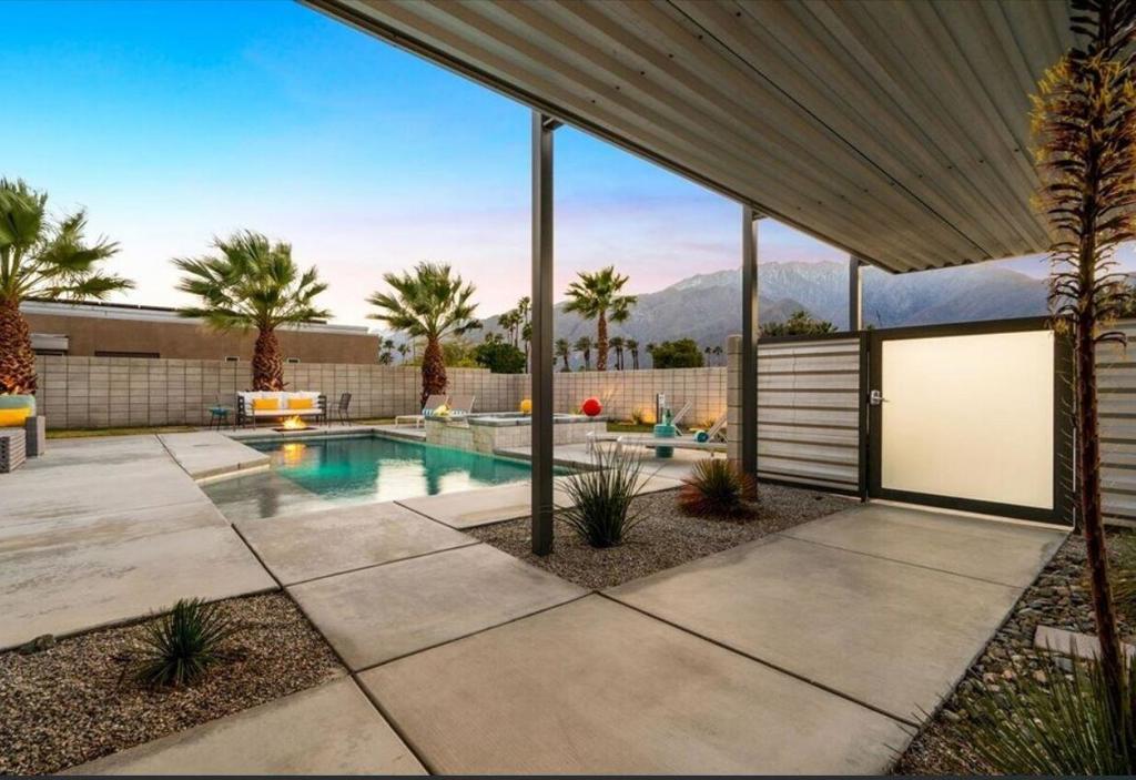 3030 N Avenida Caballeros