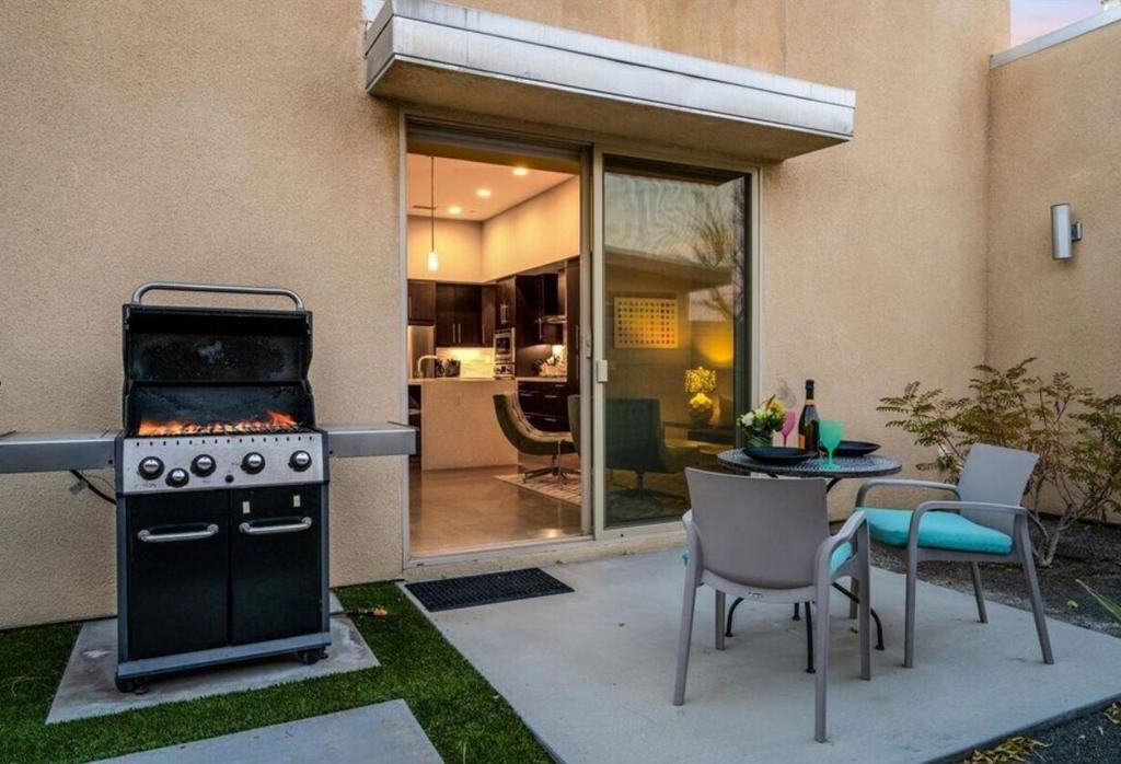 3030 N Avenida Caballeros