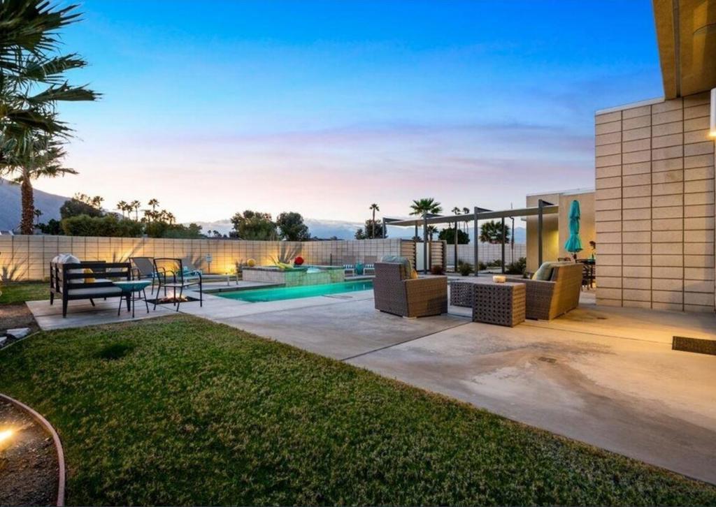 3030 N Avenida Caballeros