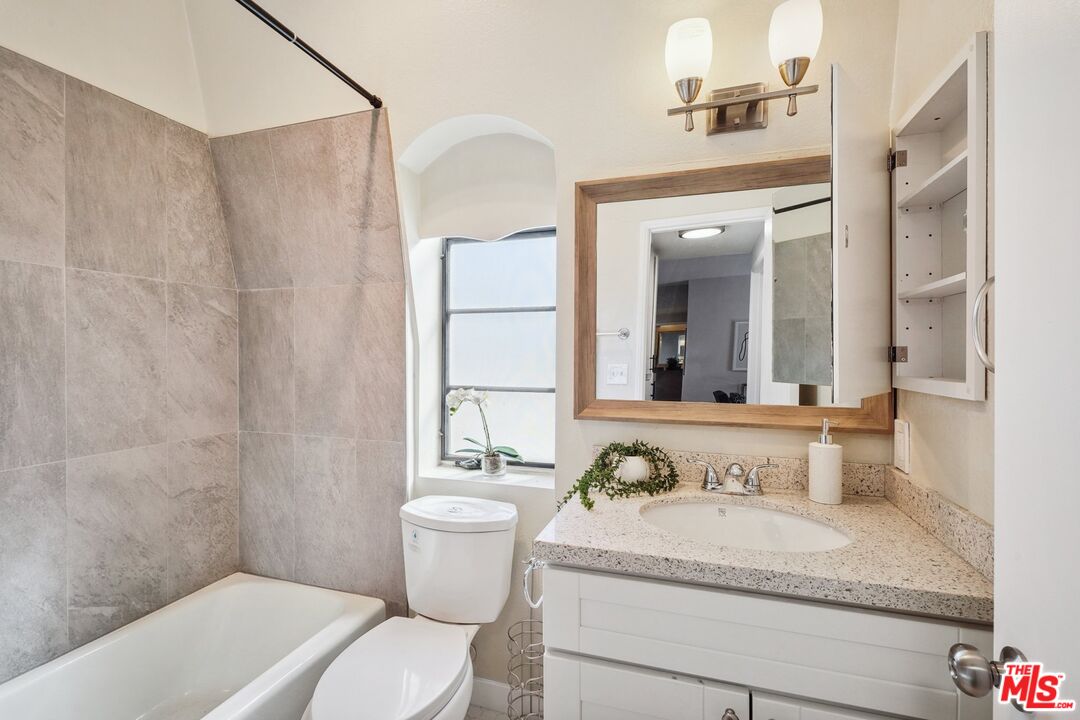 801 S Plymouth Blvd Unit: 305