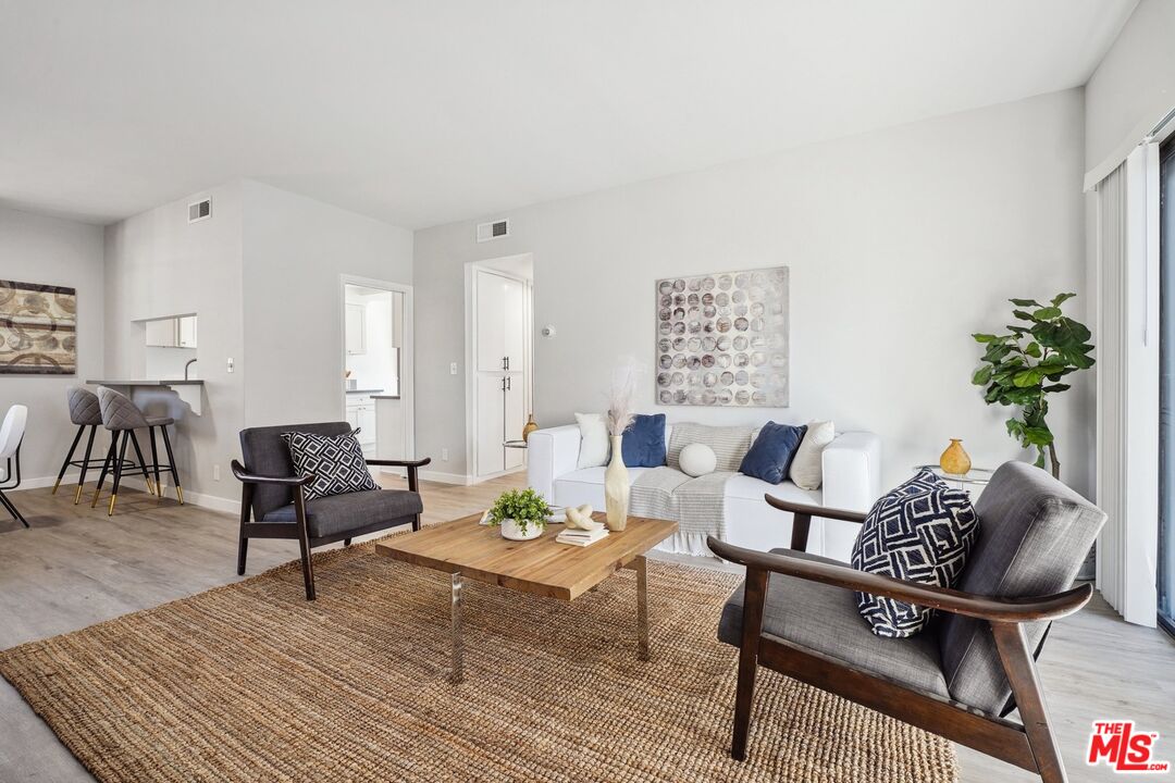 801 S Plymouth Blvd Unit: 305