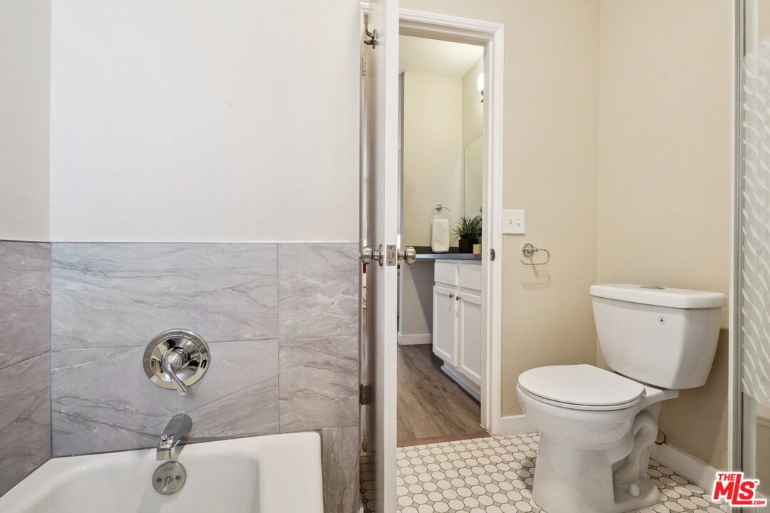 801 S Plymouth Blvd Unit: 305