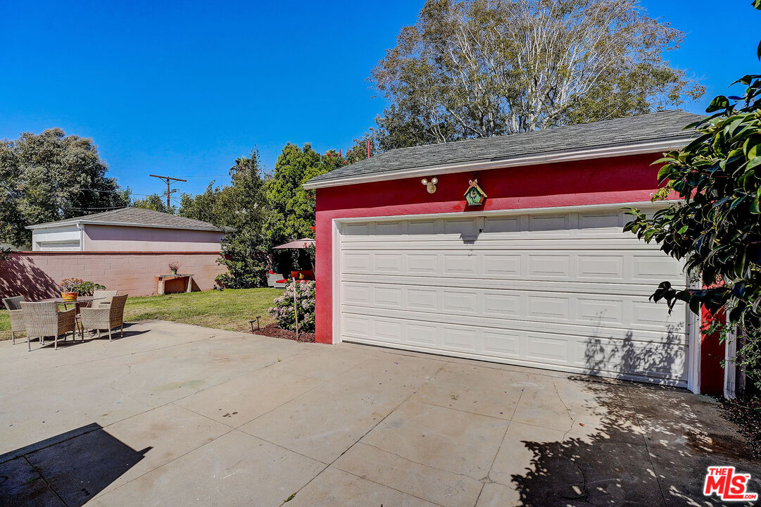8016 Bleriot Ave