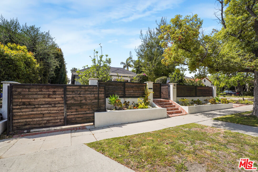 937 S Tremaine Ave