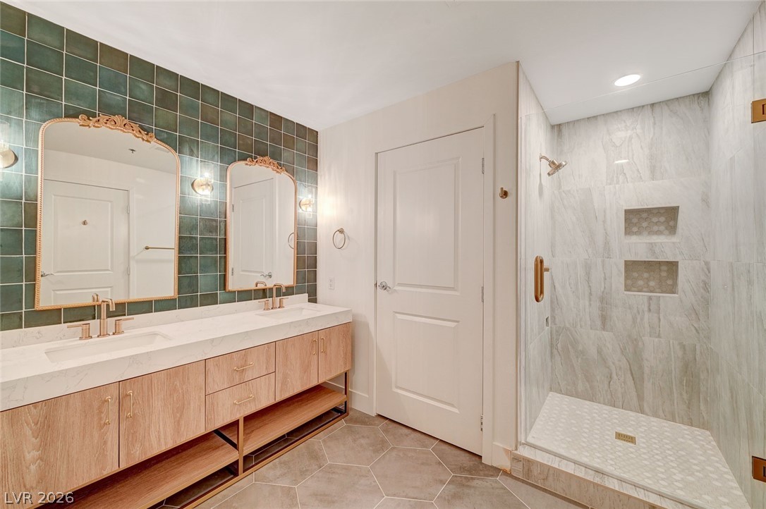 8255 Las Vegas Boulevard 813