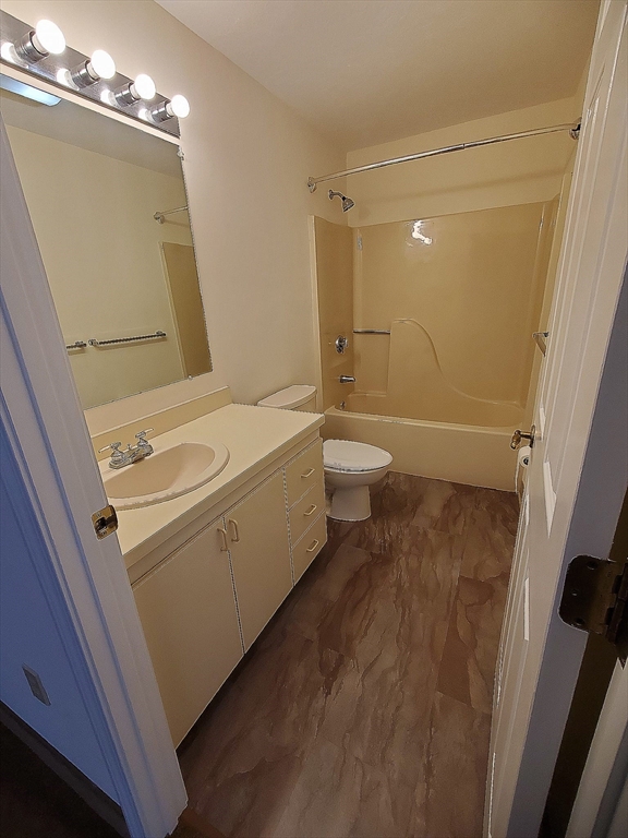 44 Elm St # 404