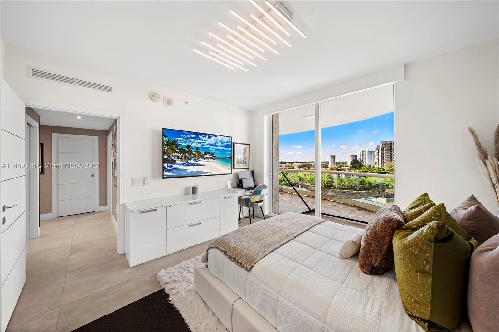 6000 Island Blvd Unit: 807