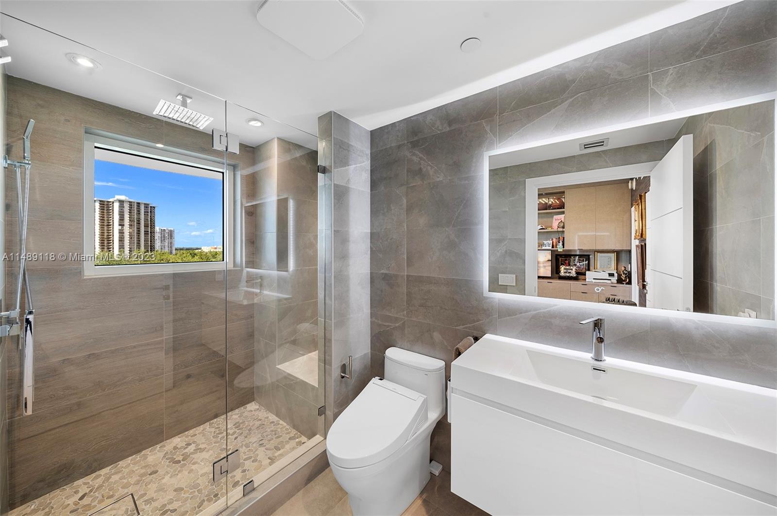 6000 Island Blvd Unit: 807