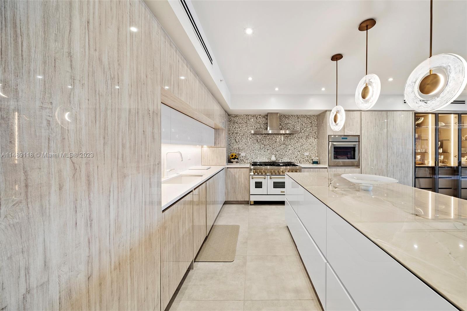 6000 Island Blvd Unit: 807