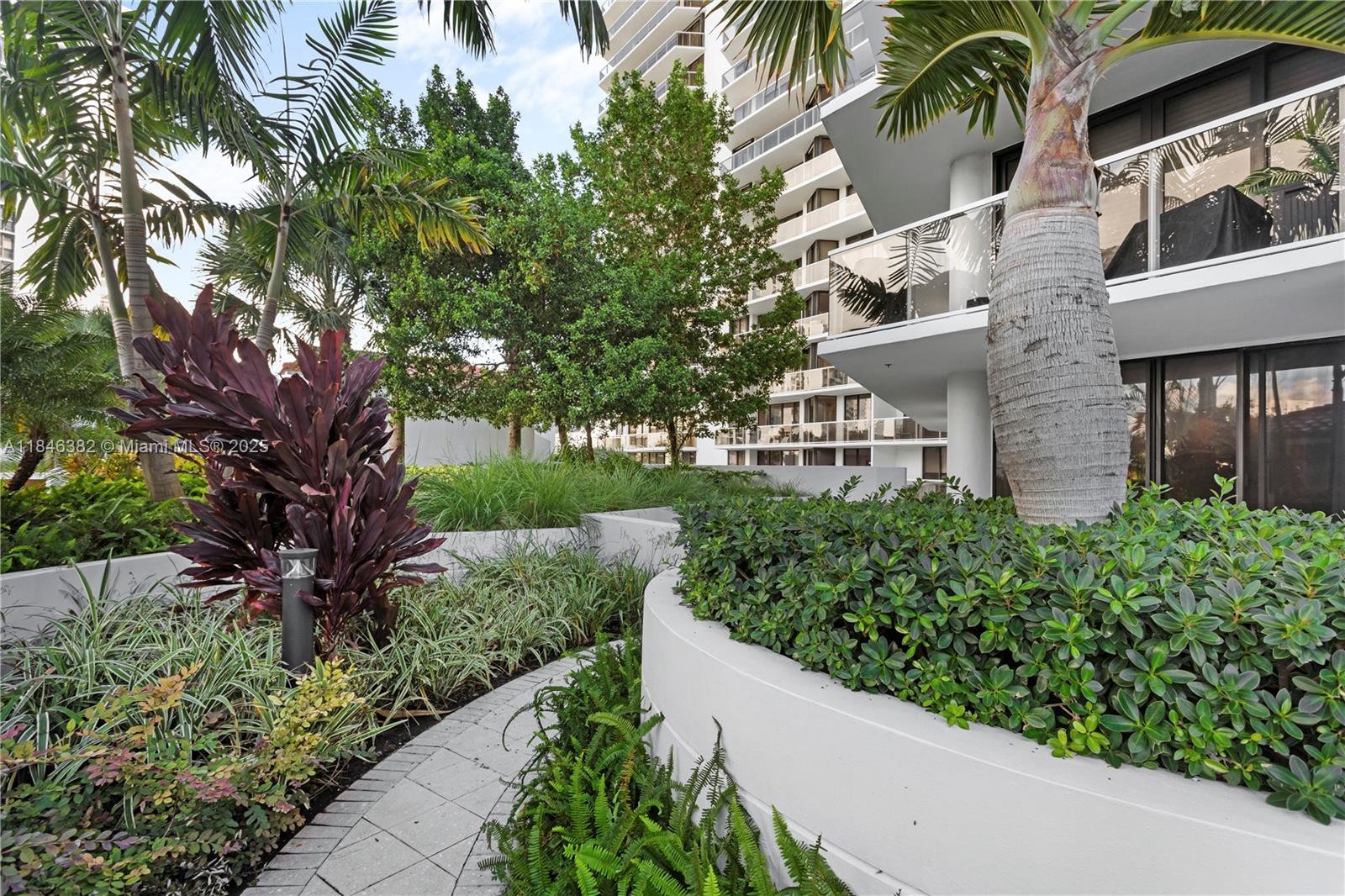 20281 E Country Club Dr # 207