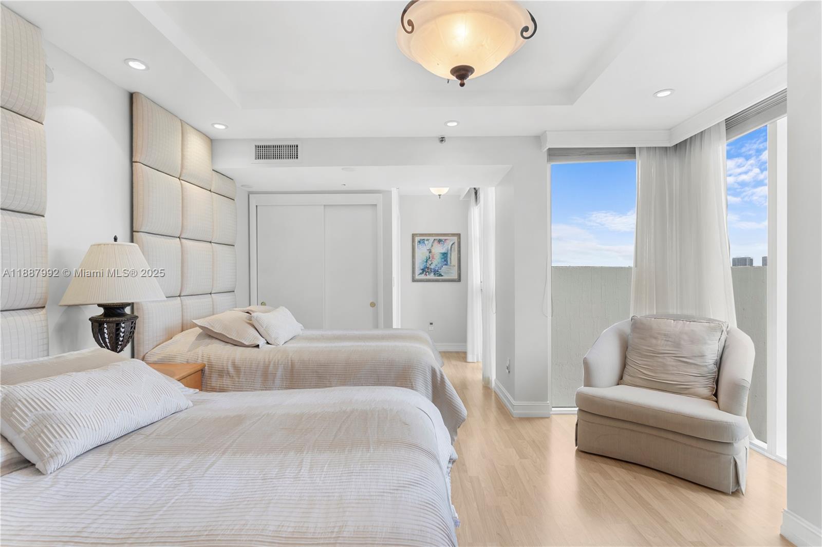 19111 Collins Ave # 604