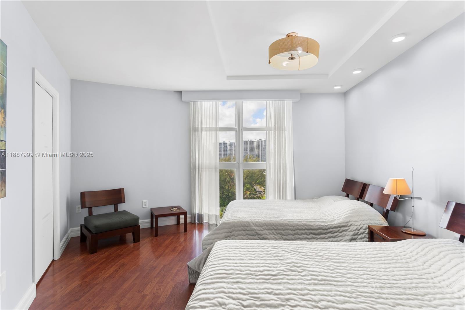 19111 Collins Ave # 806