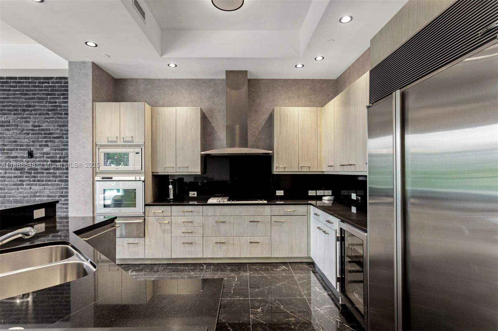 6000 Island Blvd # 203