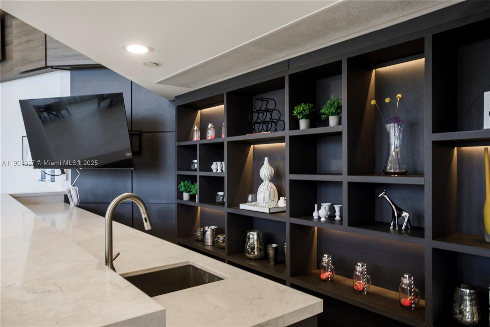 1000 W Island Blvd # 812