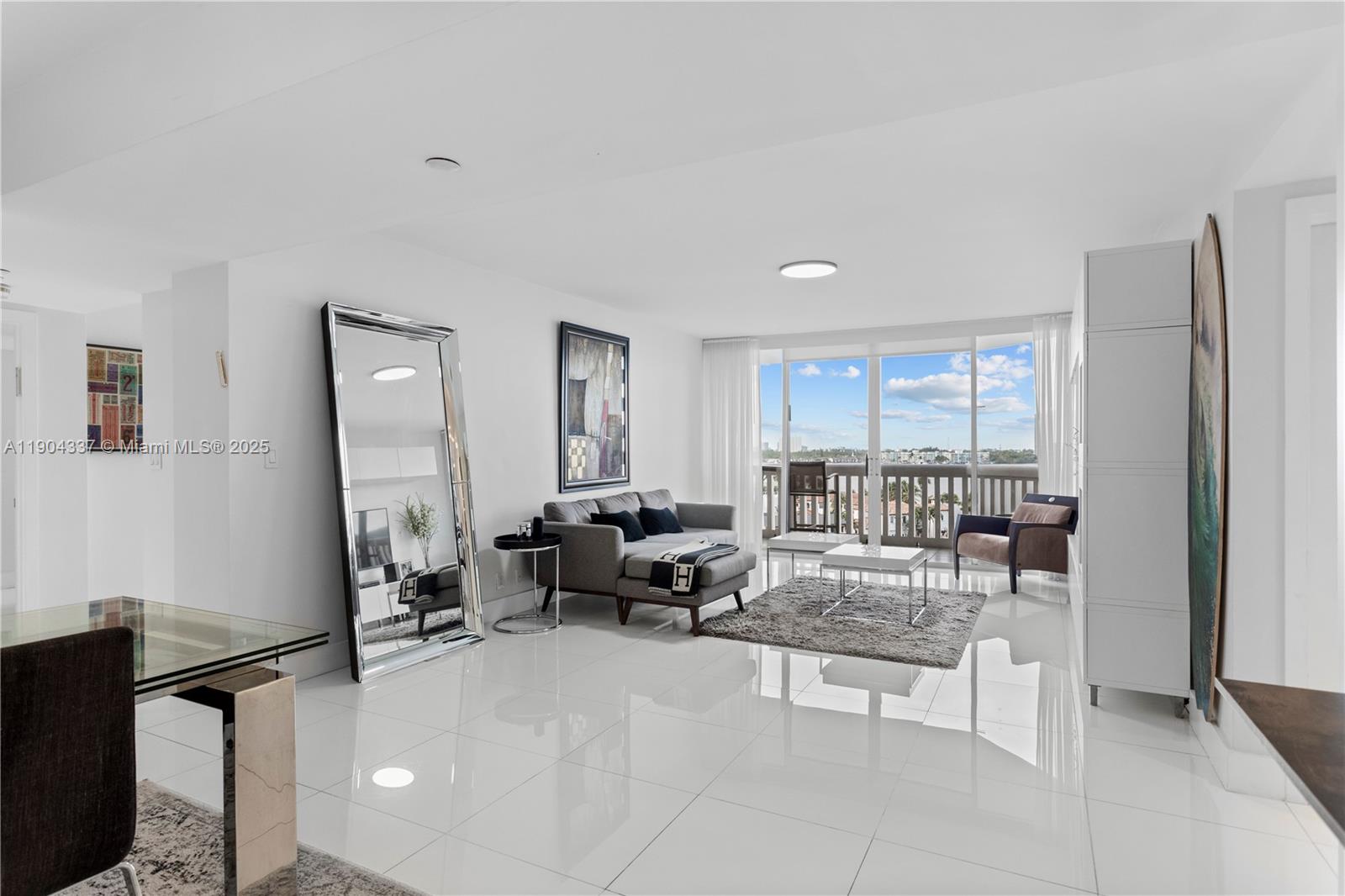 1000 W Island Blvd # 812