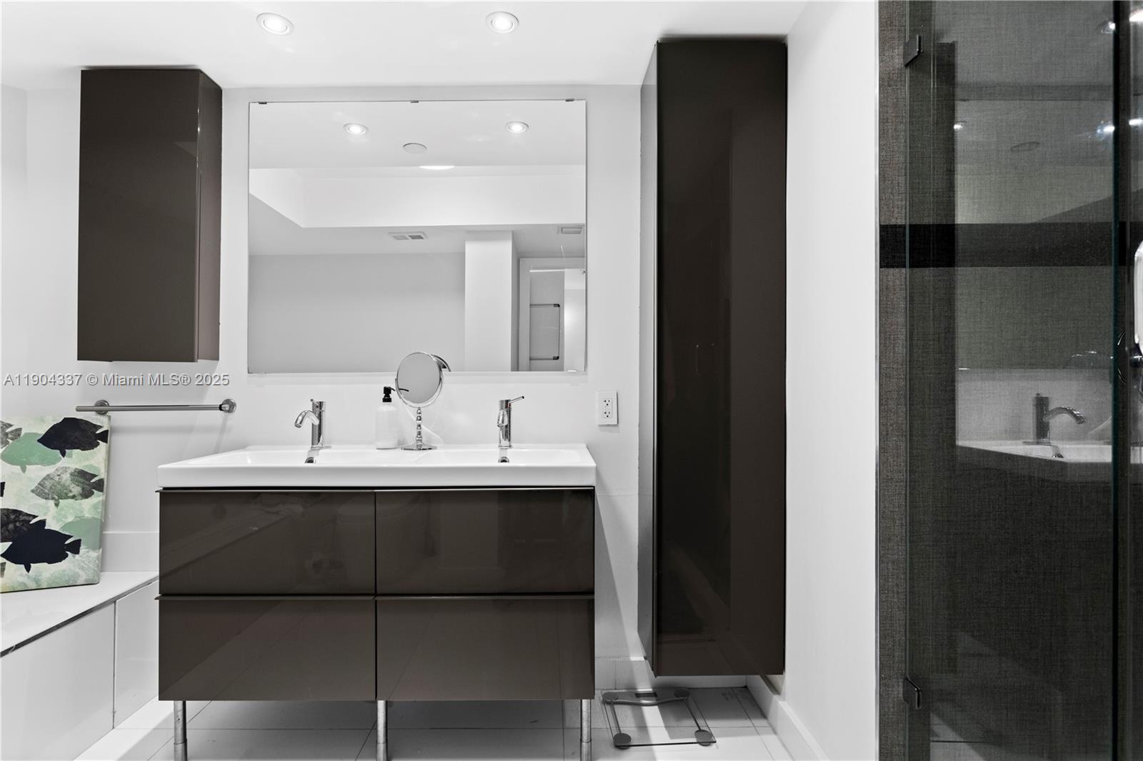 1000 W Island Blvd # 812