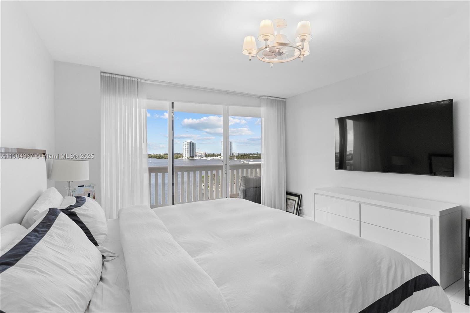 1000 W Island Blvd # 812