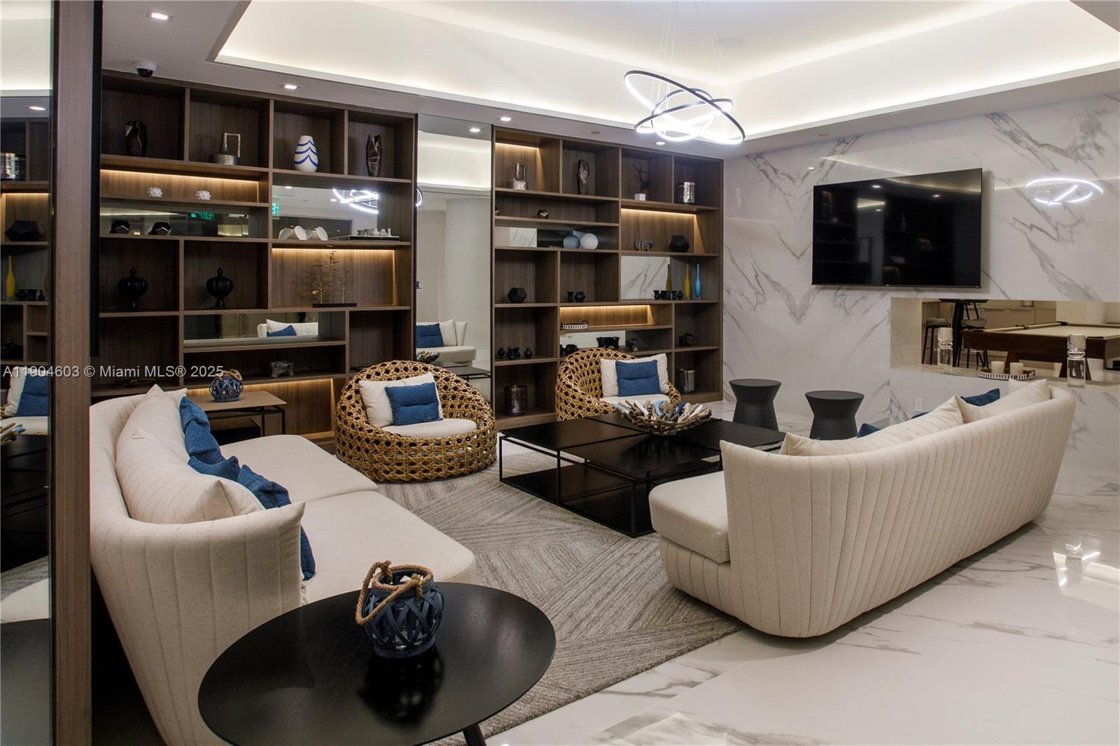 1000 W Island Blvd # 812