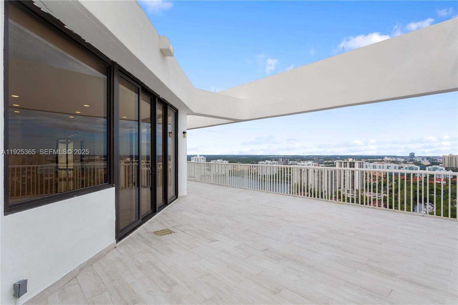 2000 Island Blvd # 5 Unit: PH-5