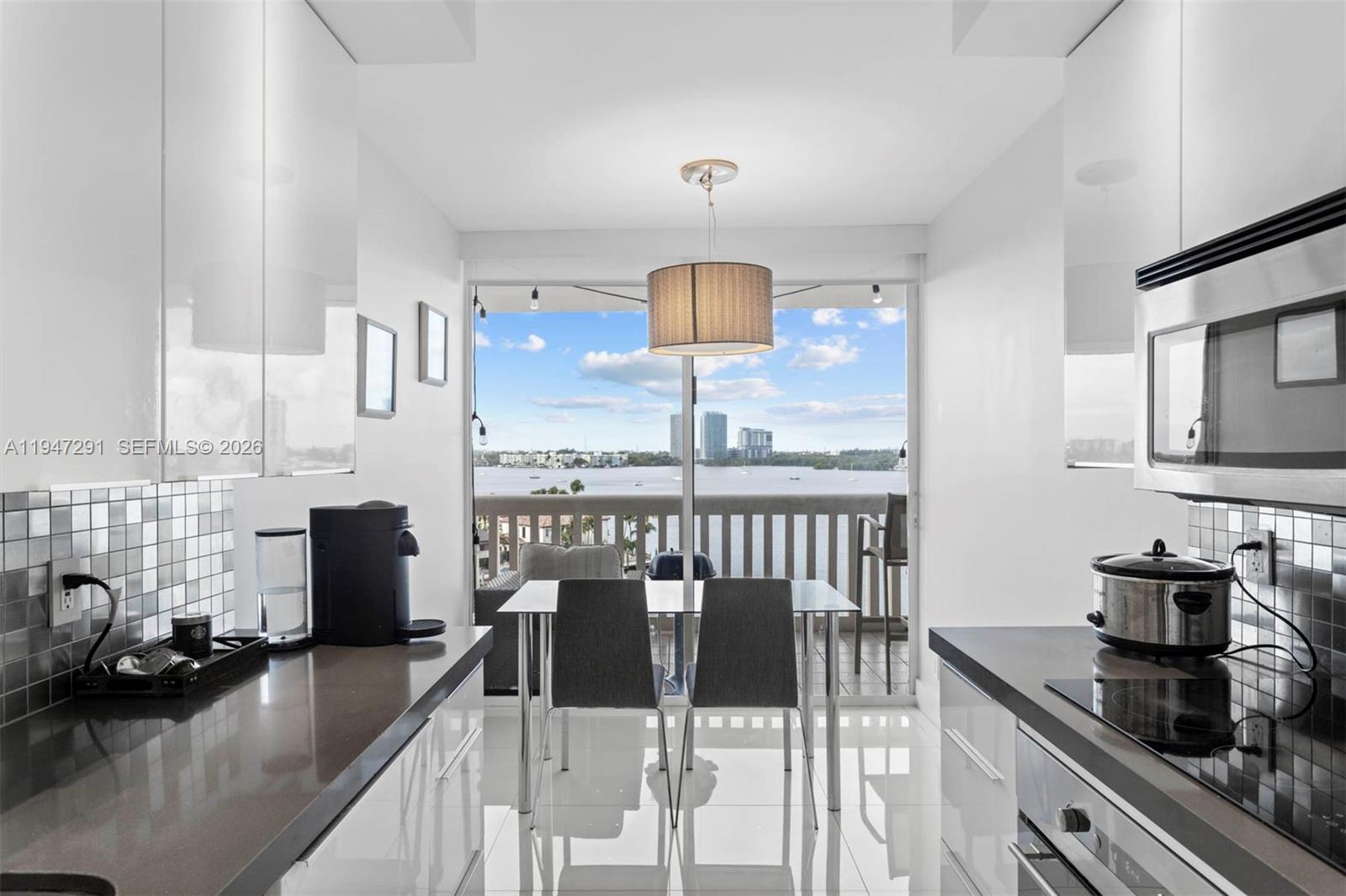 1000 W Island Blvd # 812