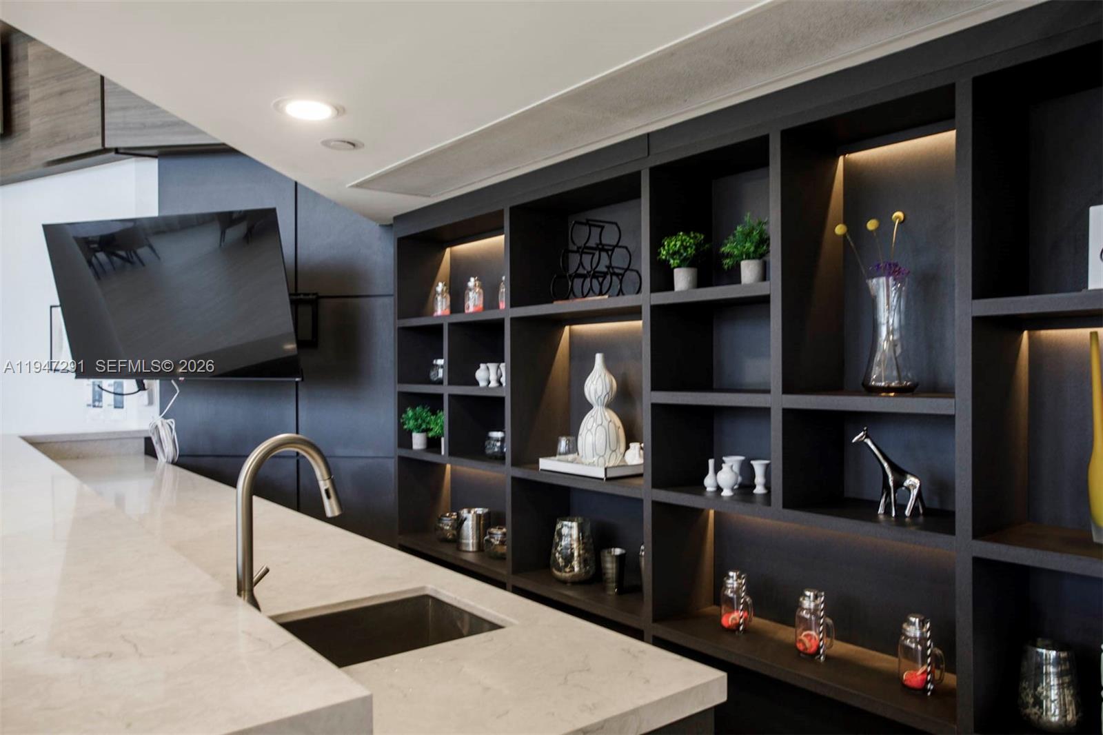 1000 W Island Blvd # 812