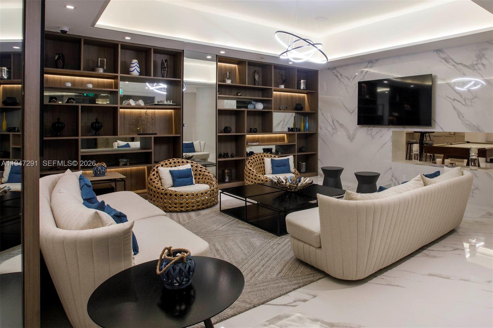 1000 W Island Blvd # 812