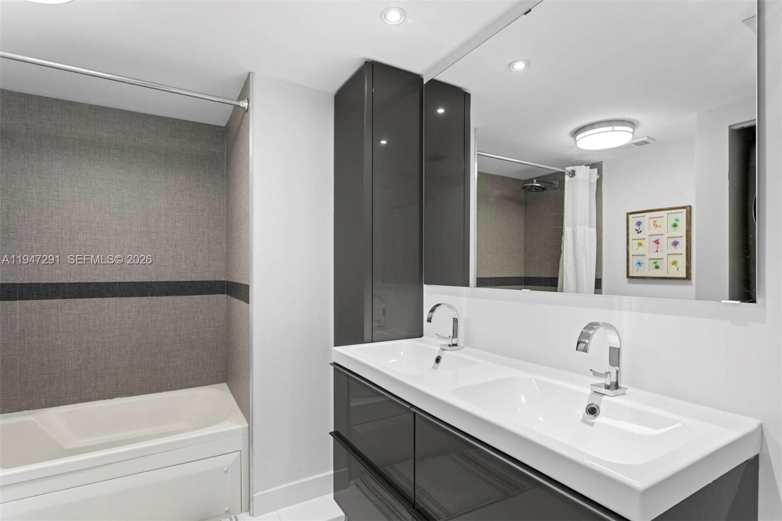 1000 W Island Blvd # 812