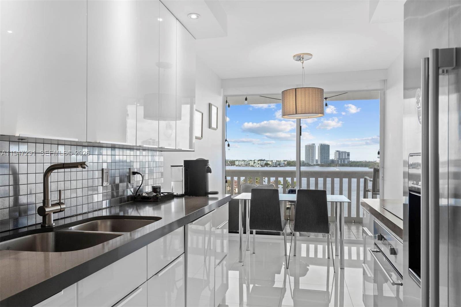 1000 W Island Blvd # 812