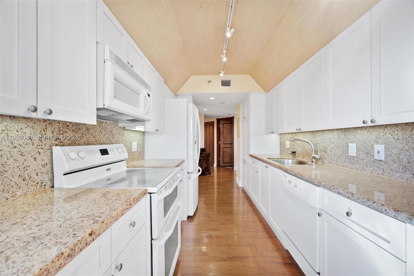 1000 E Island Blvd # 803