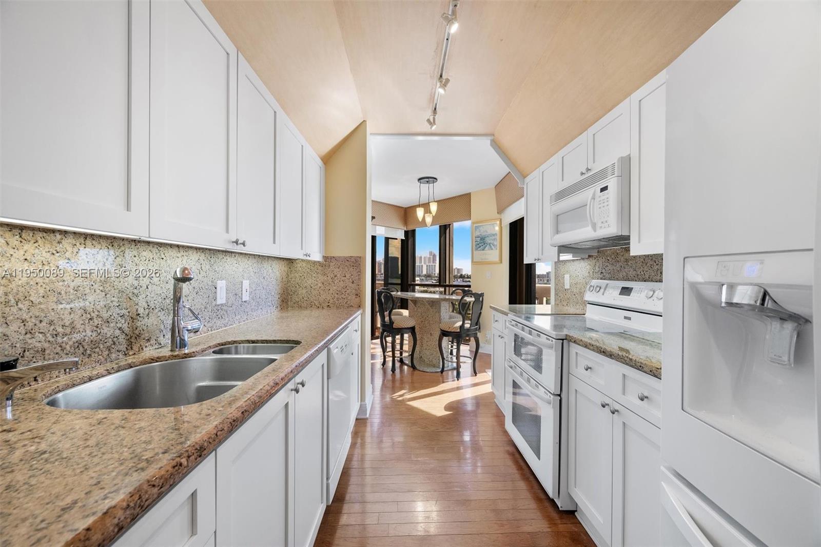1000 E Island Blvd # 803