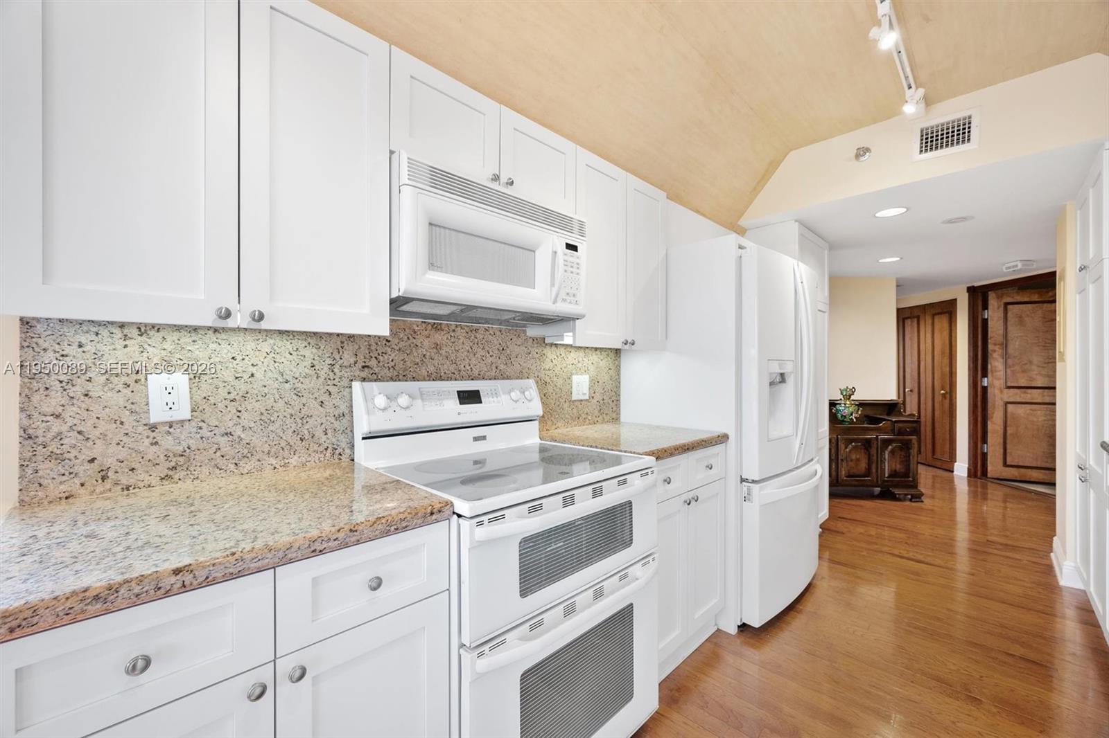 1000 E Island Blvd # 803