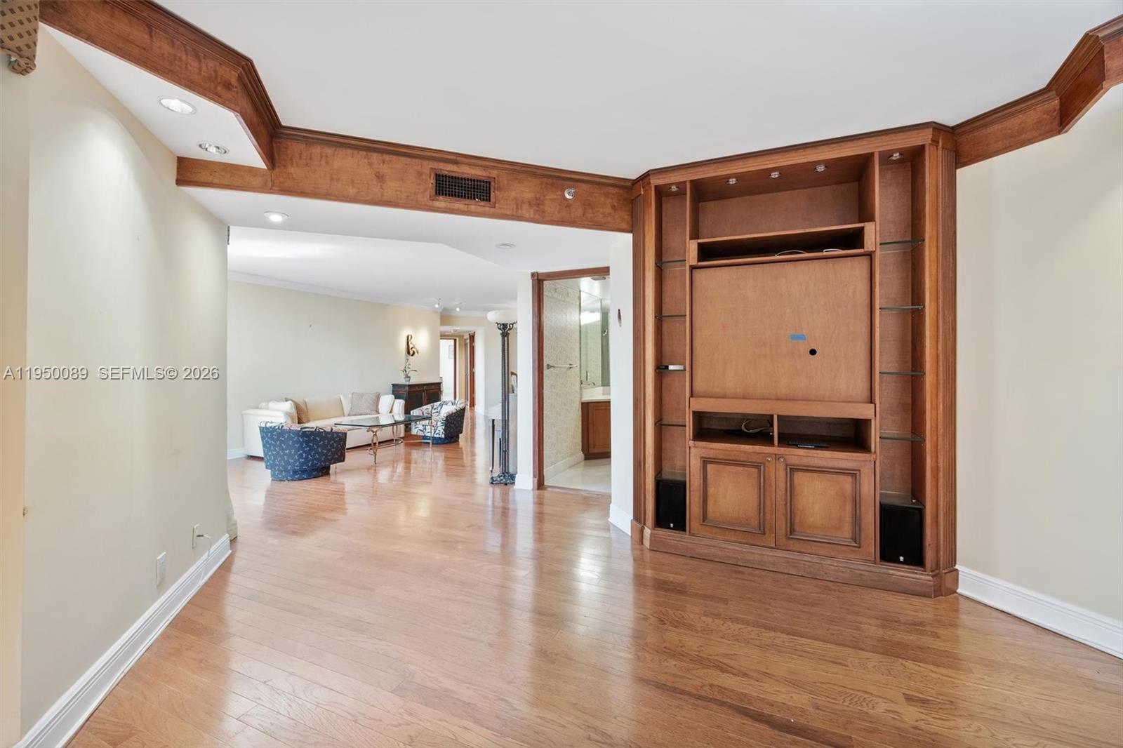 1000 E Island Blvd # 803
