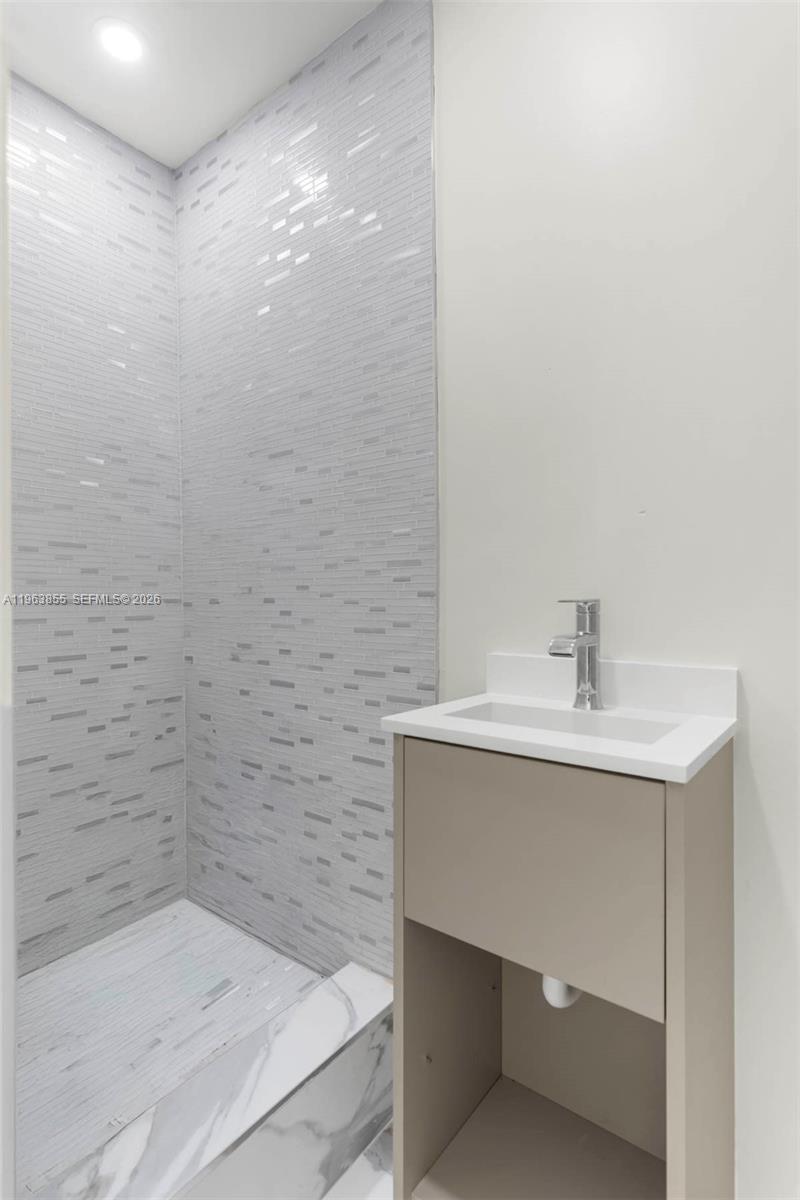 3973 NE 167th St # 12