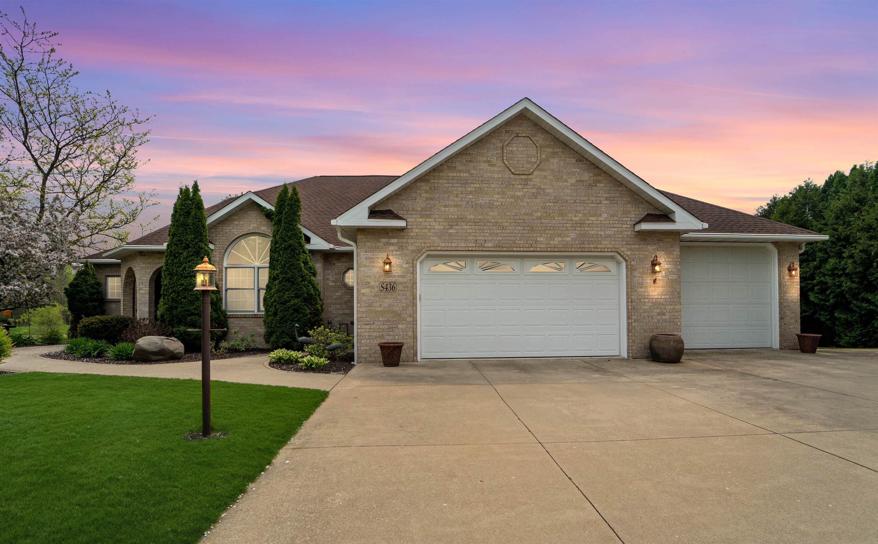 436 S PINE GROVE Lane