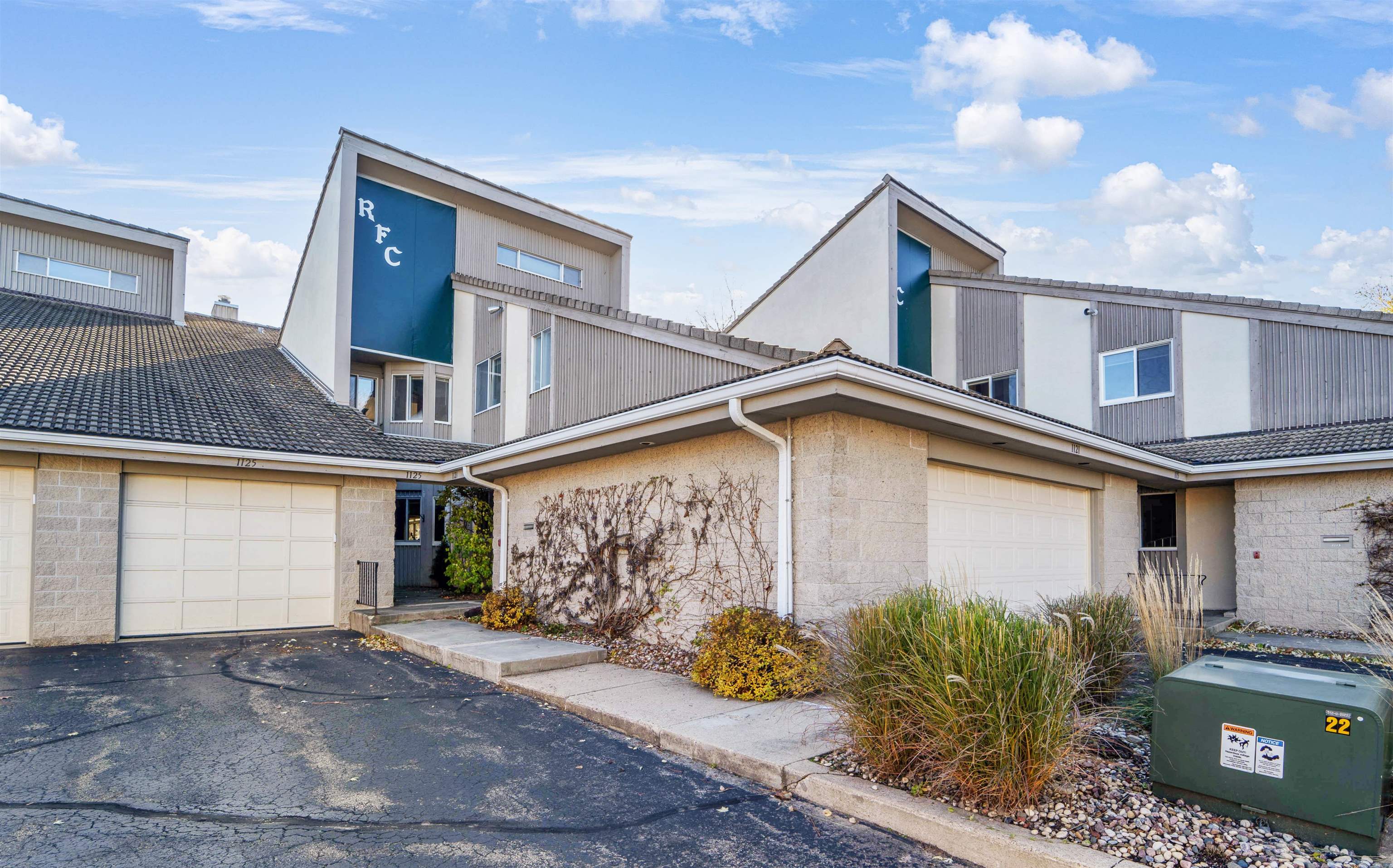 1121 S ONEIDA Street