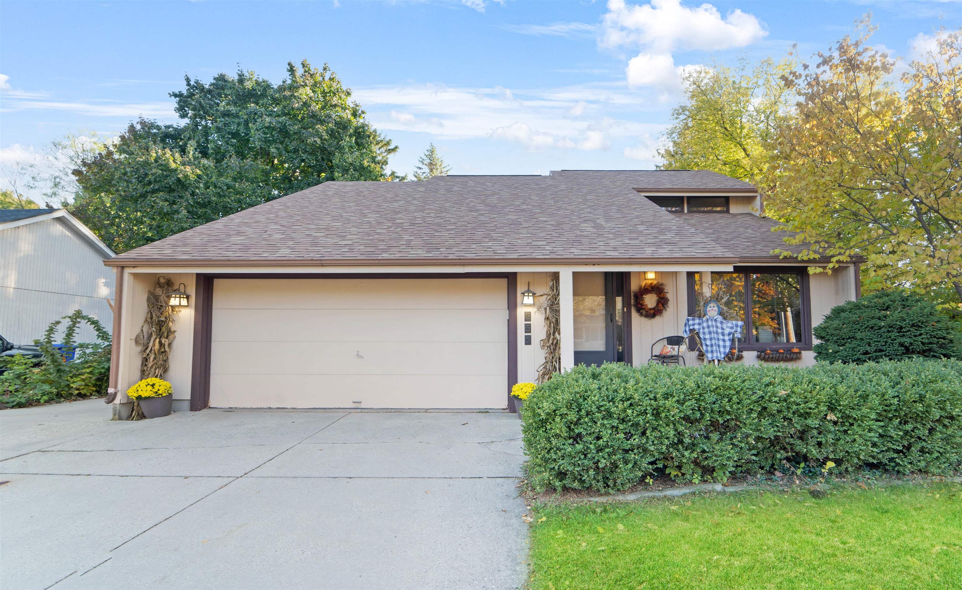 833 E CAPITOL Drive