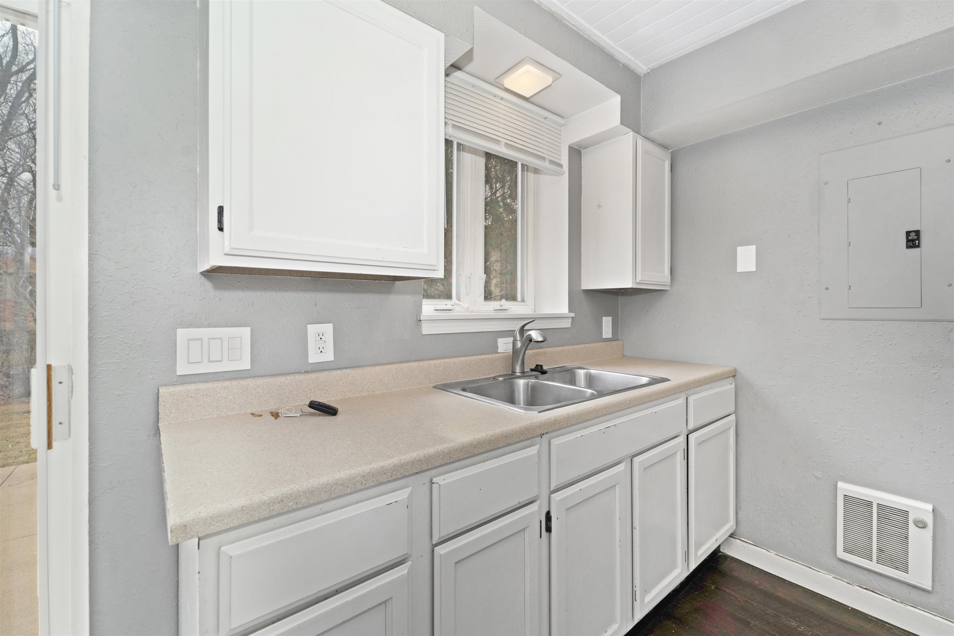 929 S WEST Court Unit: A