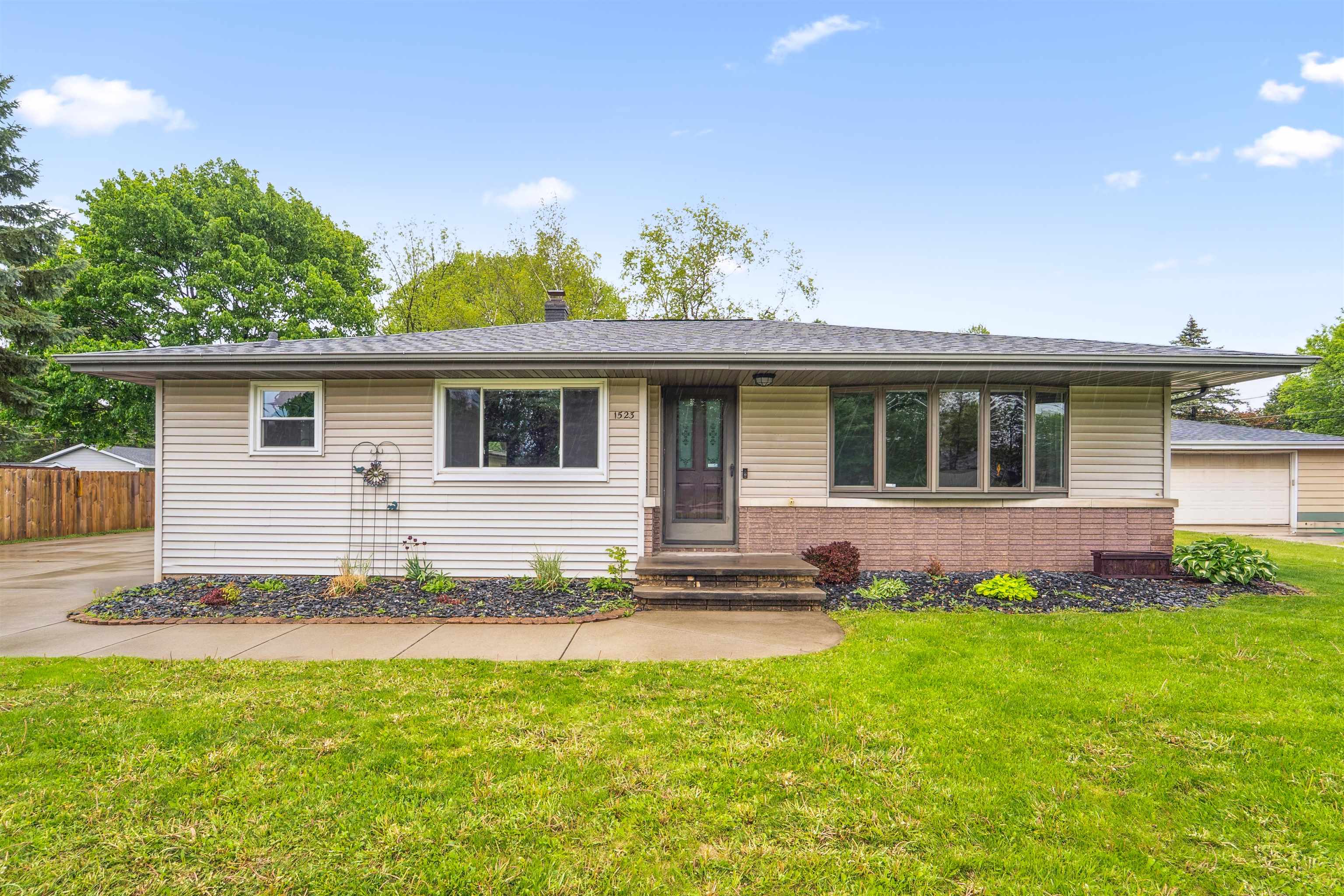 1523 N LYNNDALE Drive