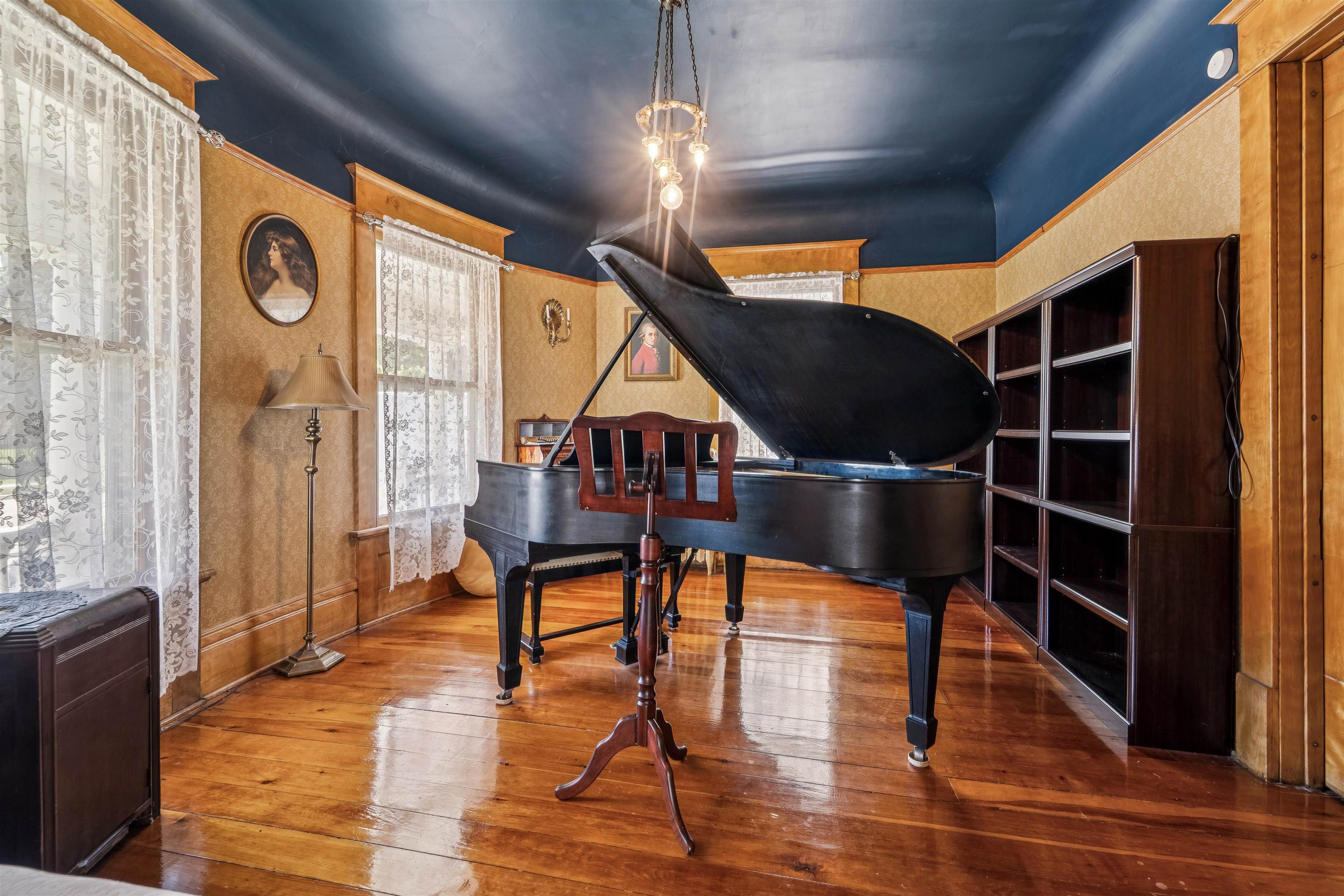 1133 ALGOMA Boulevard