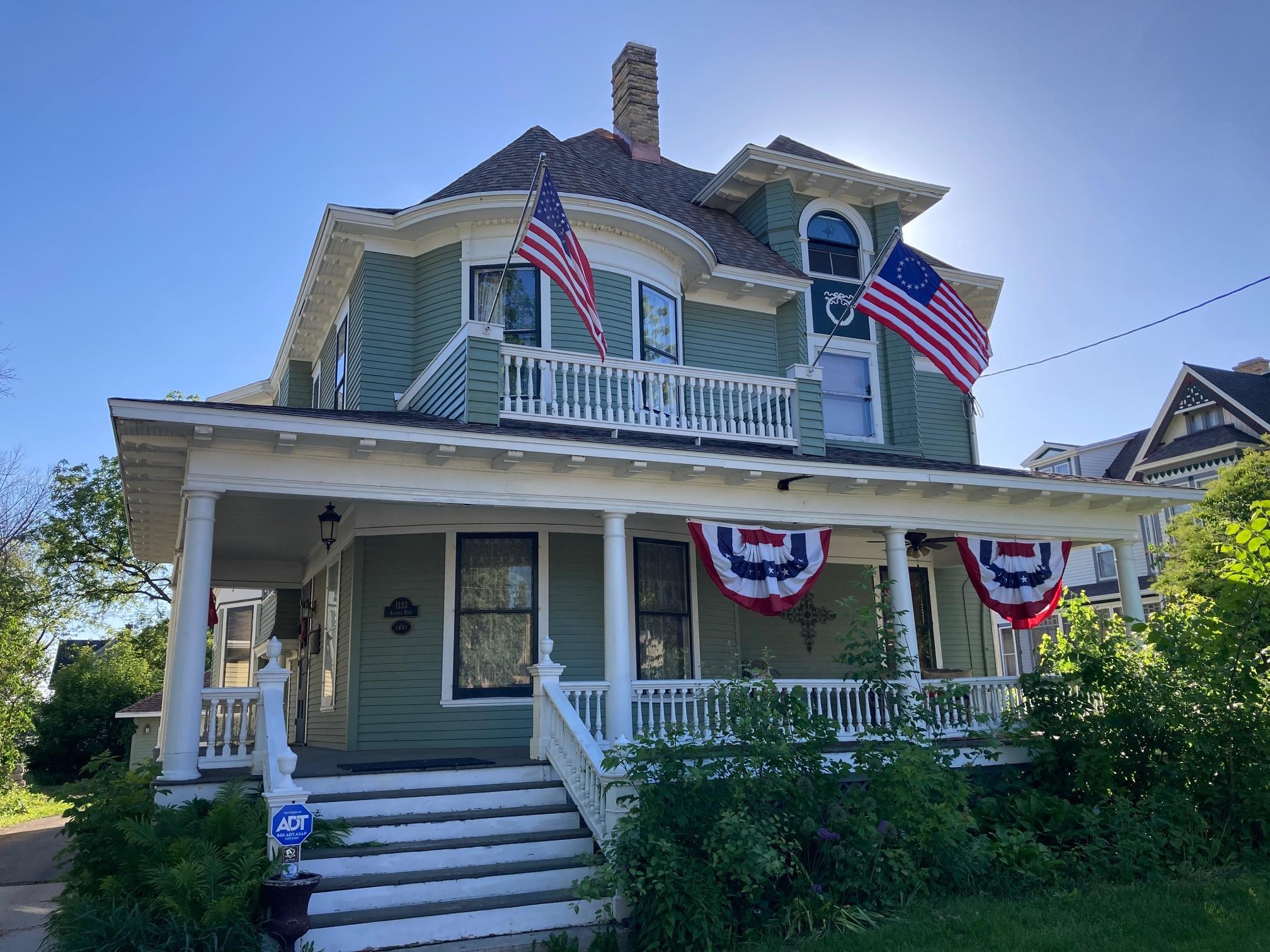 1133 ALGOMA Boulevard