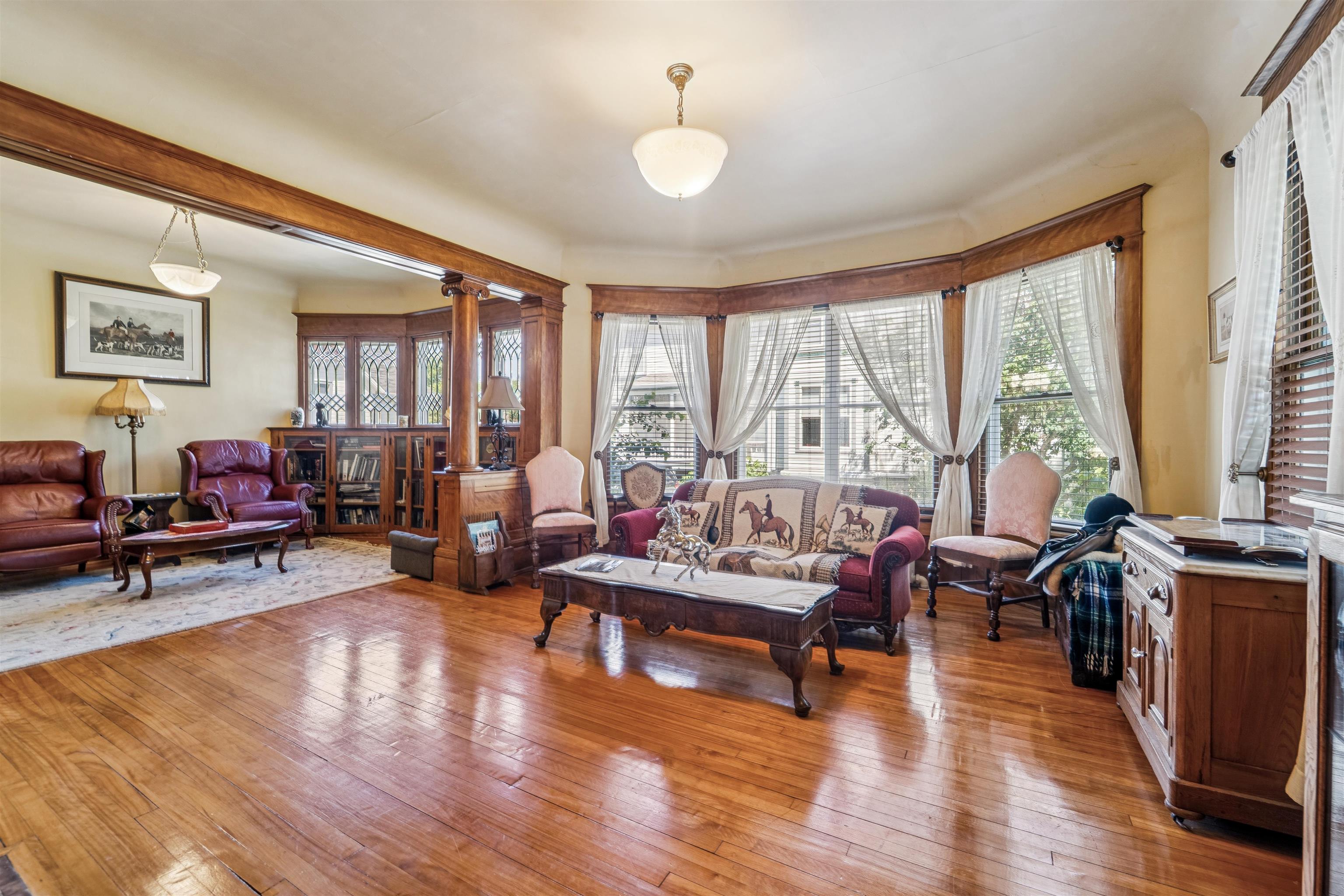 1133 ALGOMA Boulevard