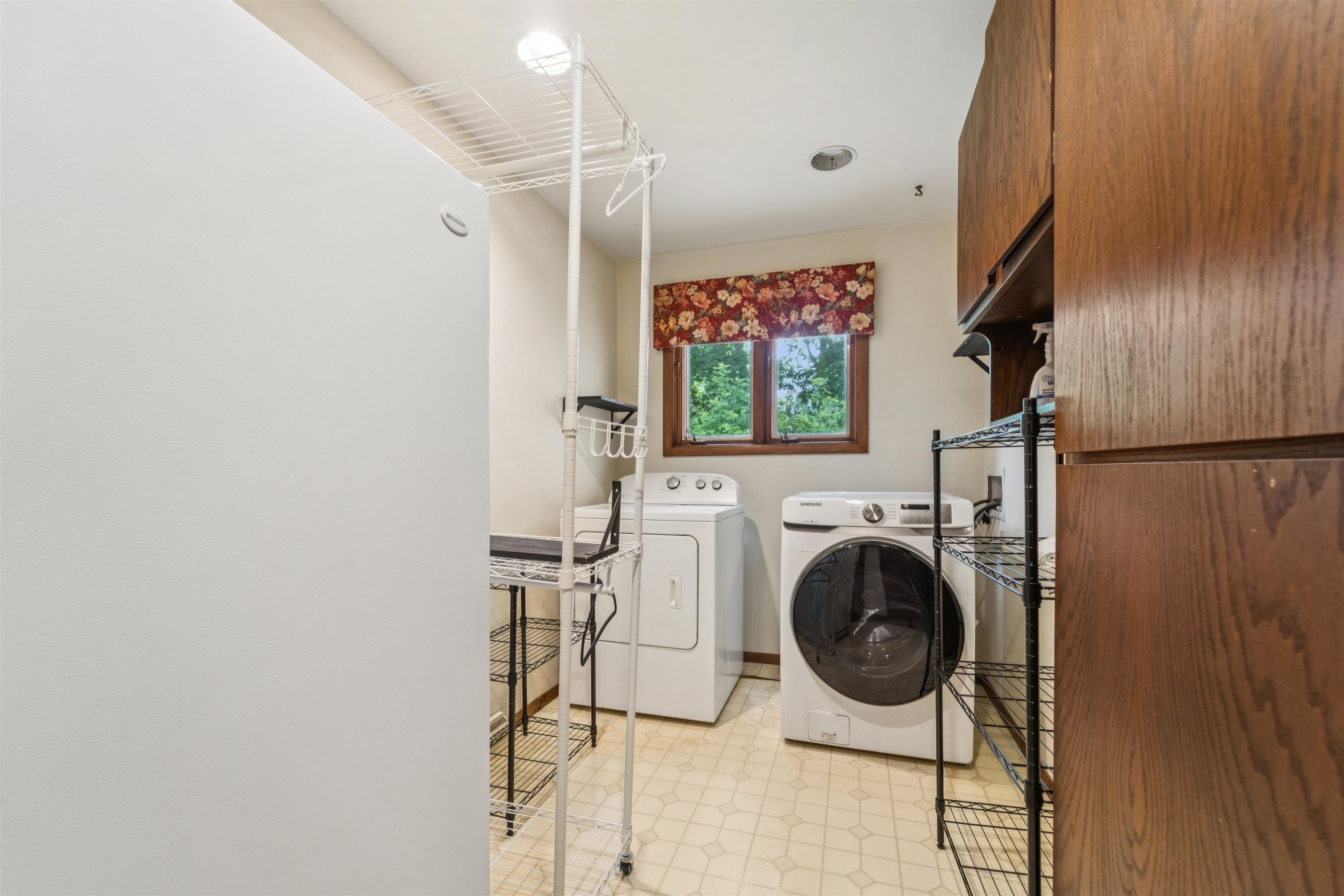 1009 W 10TH Street