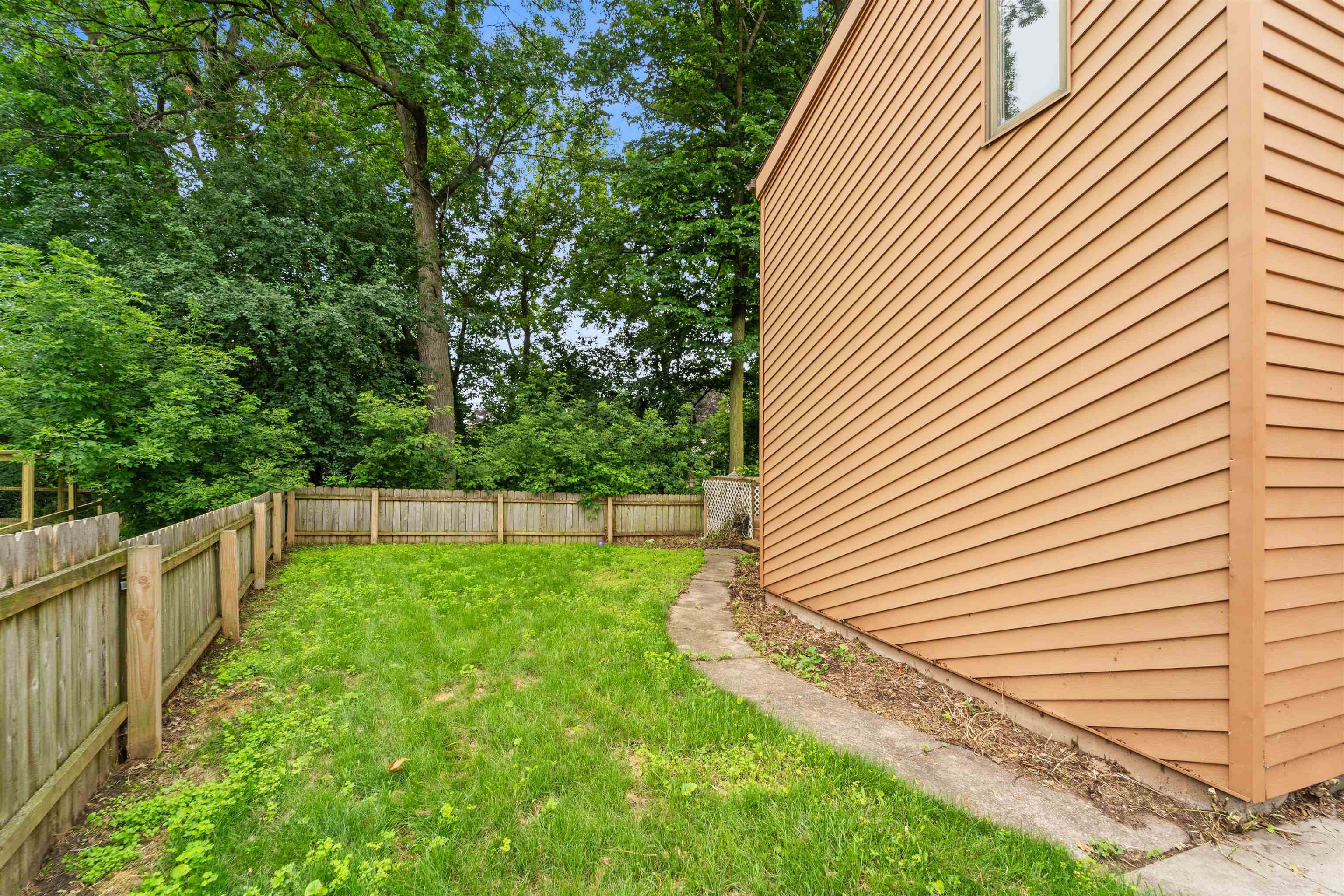 1009 W 10TH Street