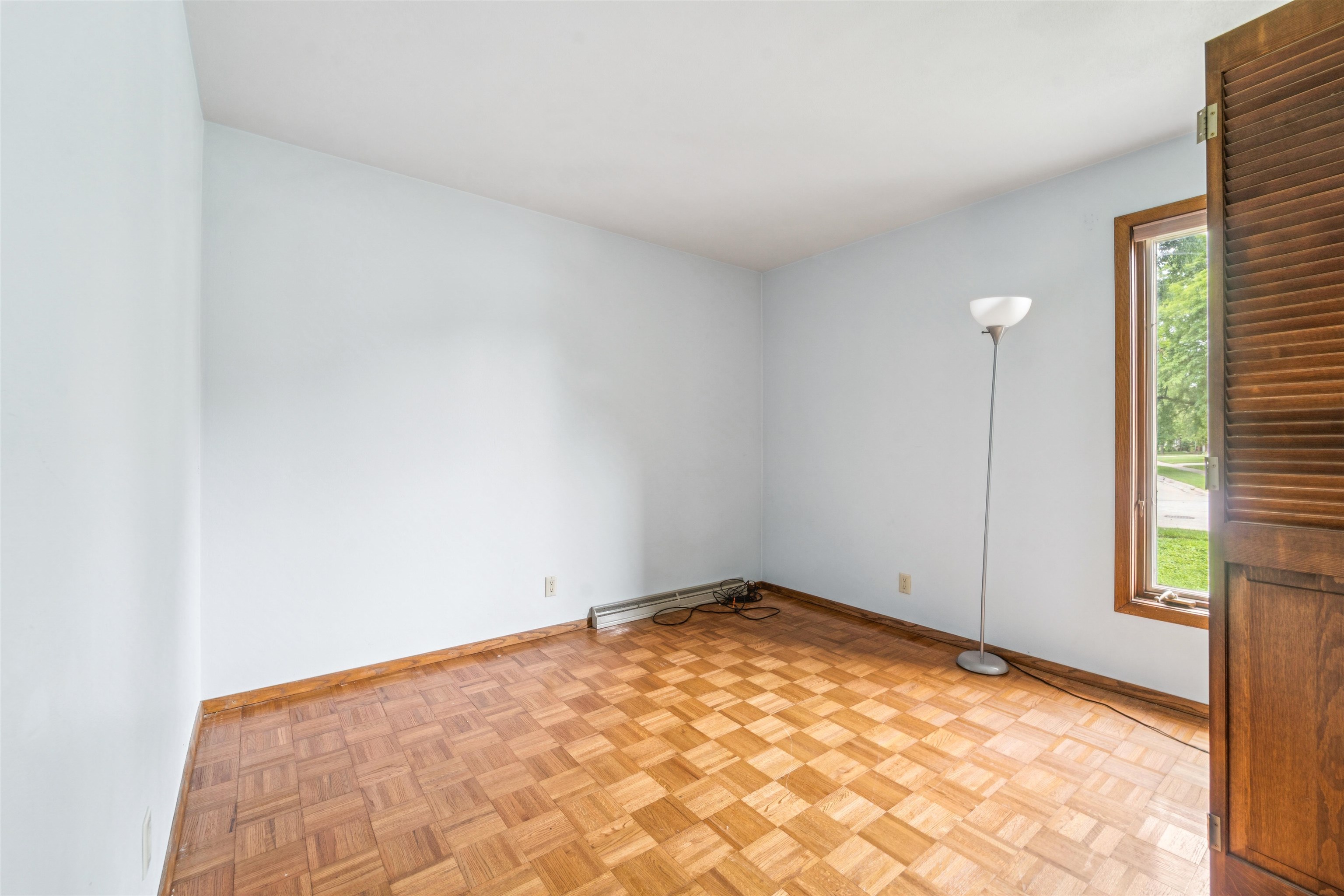 1009 W 10TH Street